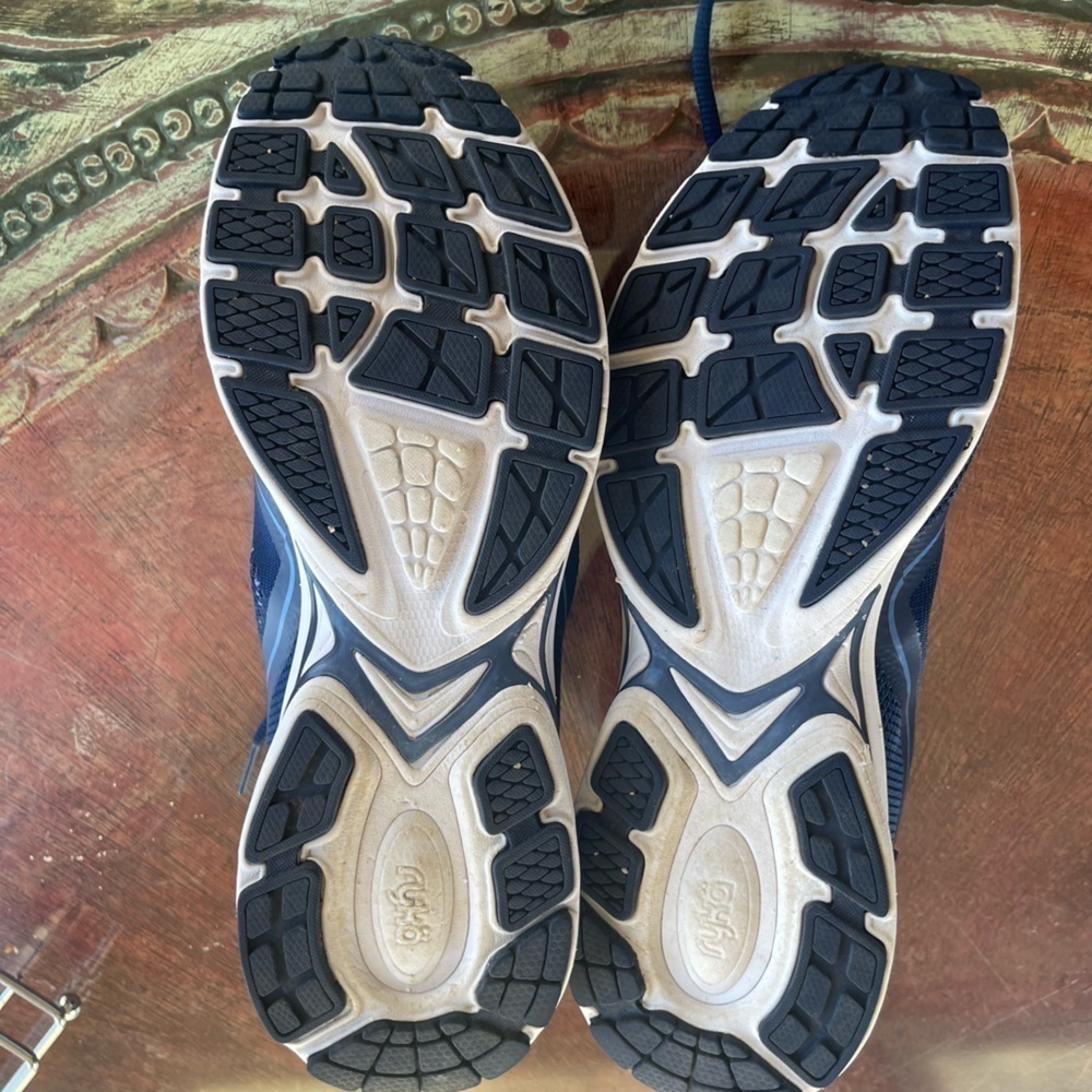 Sz 8 Ryka tennis shoe. - Picture 3 of 8